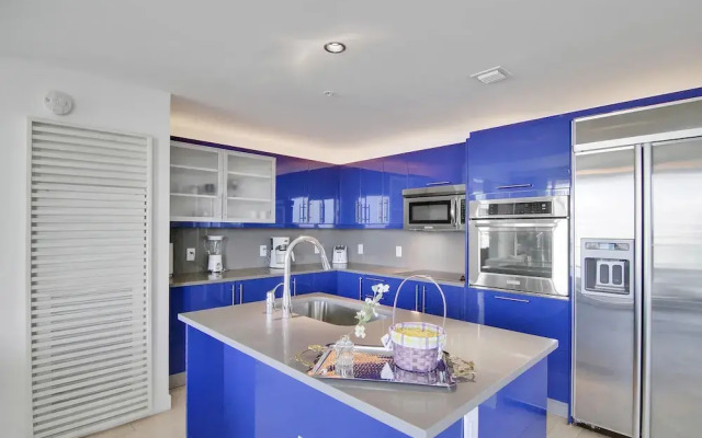 Sapphire Suite Beachfront, Gym + Pool!