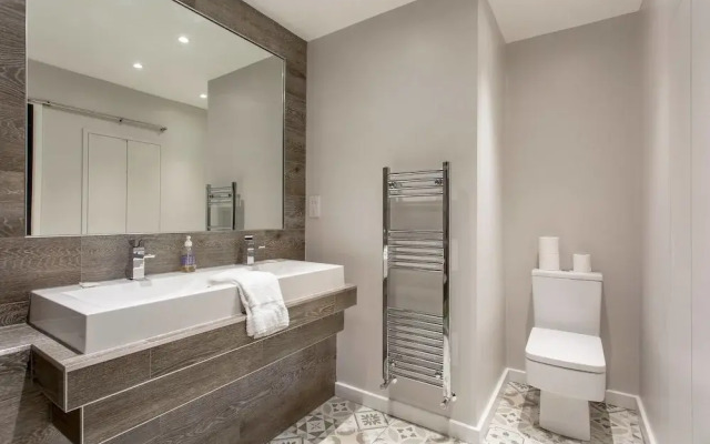 Luxury West End Apt. W/ Private Patio & Parking!