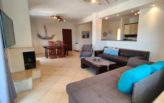 Quiet luxury apartment near city center and port