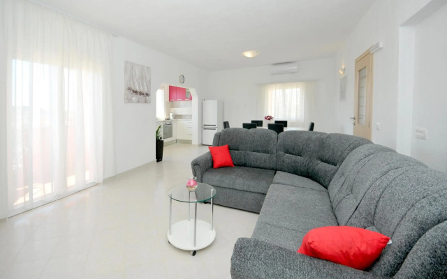 Apartment Mira