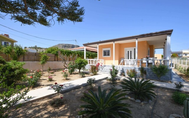 Art Garden house - 500m from the Beach