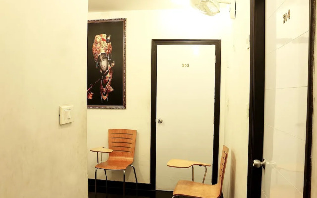 OYO 1483 Hotel Hiland Inn