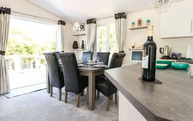 Lavish Holiday Home in Saint Leonards With Swimming Pool