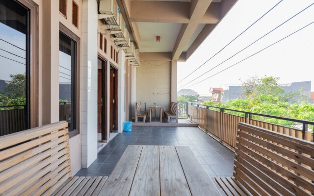 RedDoorz near Taman Flora Bratang Surabaya