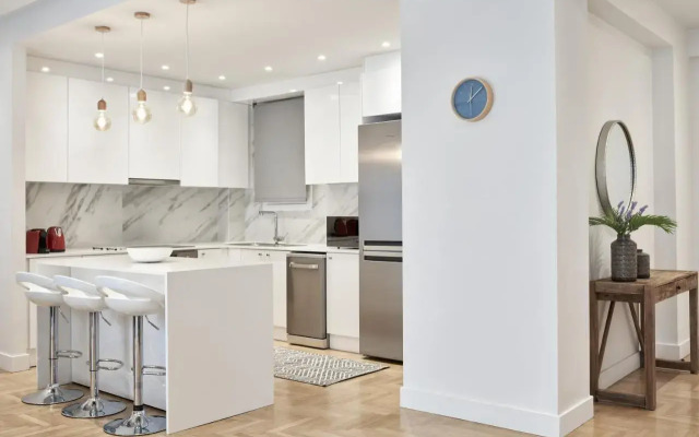 Spacious 2bd Apt in Prime Location next to Divani