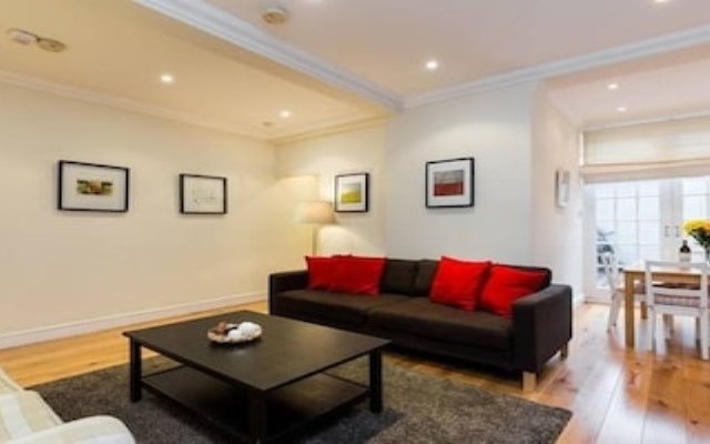 Large 2 Bedroom Flat in Victoria - Zone 1