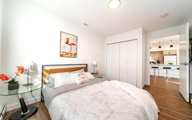Spacious 2bedroom FREE parking king bed close to DT