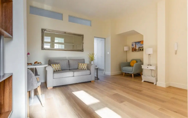Modern 1BR Top Floor Apartment In Paddington