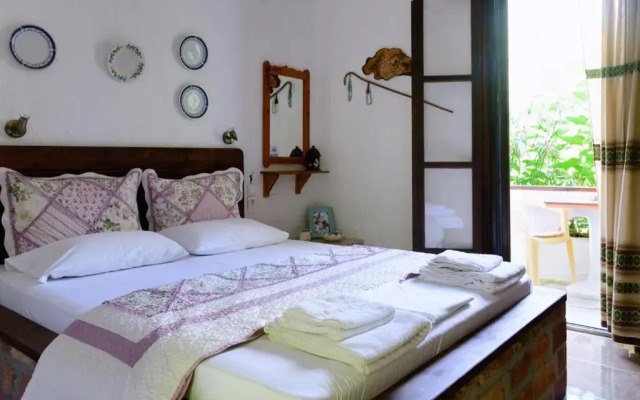 Spiros Rooms