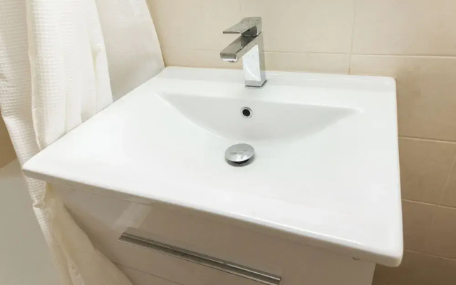 Modern Comfort 1Bd Apt with Balcony