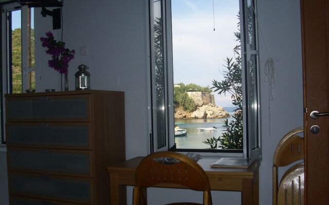 "alkistis Cozy By The Beach Apt. in Ikaria Island, Therma Ground Floor"