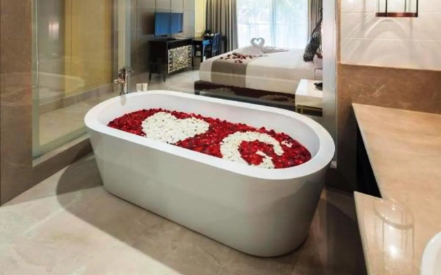 Jambuluwuk Oceano Seminyak Hotel