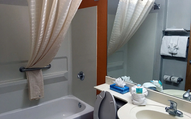 Hometown Inn & Suites Jacksonville - Butler Blvd./Southpoint