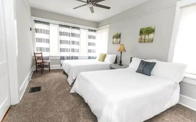 29th Street Trendy Lakeview Craftsman 8