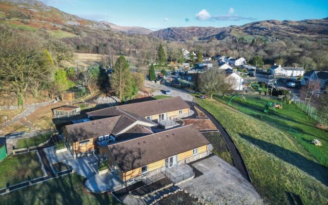 Suite 2 - Sleeping Giant Hotel - PEN Y CAE Inn