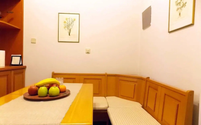 Glyfada Spacious Apartment Garden