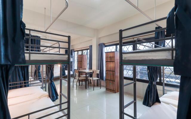 OYO 724 Green Light Cafe and Bed Hostel