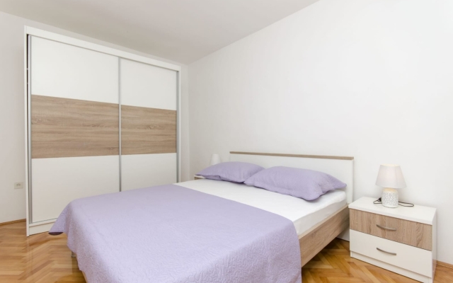 Holiday house More - garden shower: Vinisce, Riviera Trogir