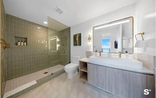 Luxury Downtown 2 BR with Skyline View