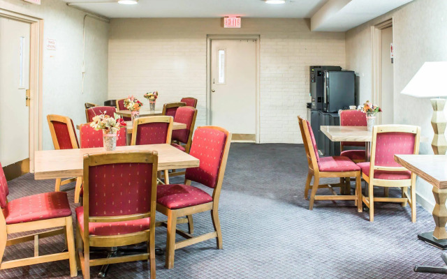 Econo Lodge & Suites