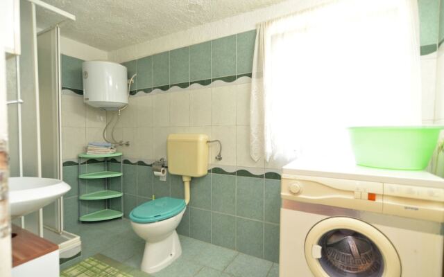 Apartment 498