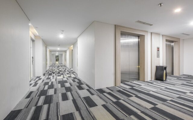 FOX Lite Royal Bay Makassar