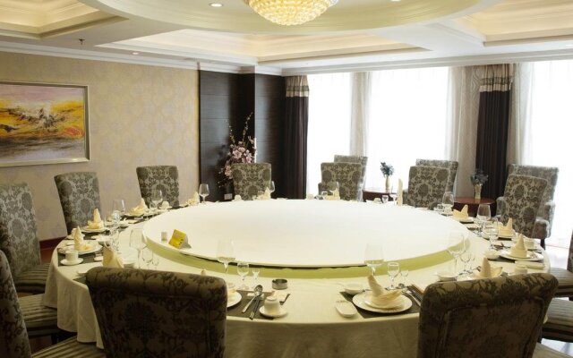 Enrichee Gloria Plaza Hotel