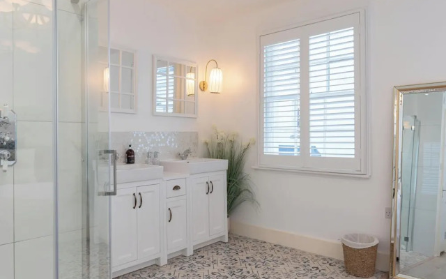 Gloucester Place Townhouse with Hot Tub