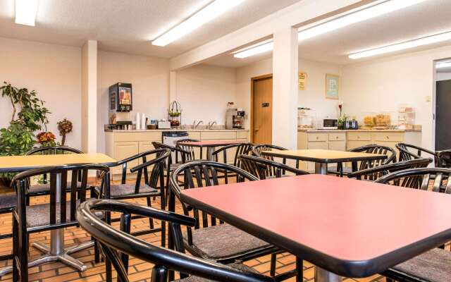 Econo Lodge Airport - Holland