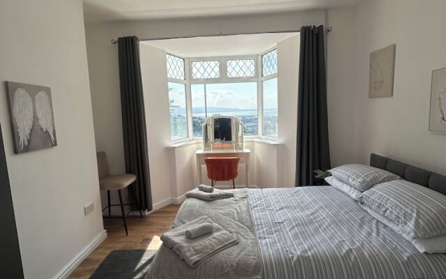Spacious 4 Bedroom House - Central & Pet Friendly