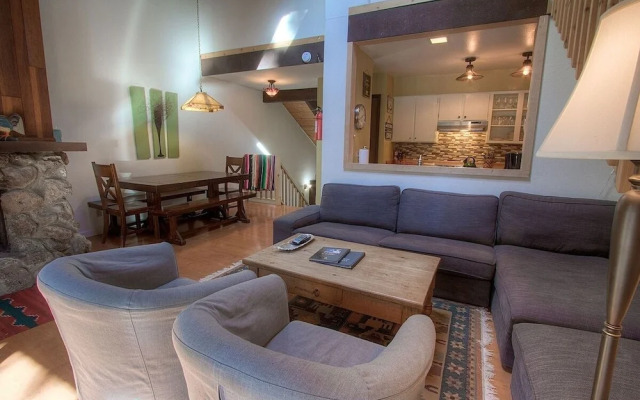 Alpine Getaway 3 Bedroom Home by RedAwning