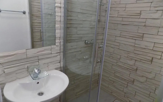 Rooms and apartments Galeb