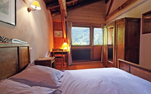 Superb Savoyard traditional chalet located 500 m from the slopes