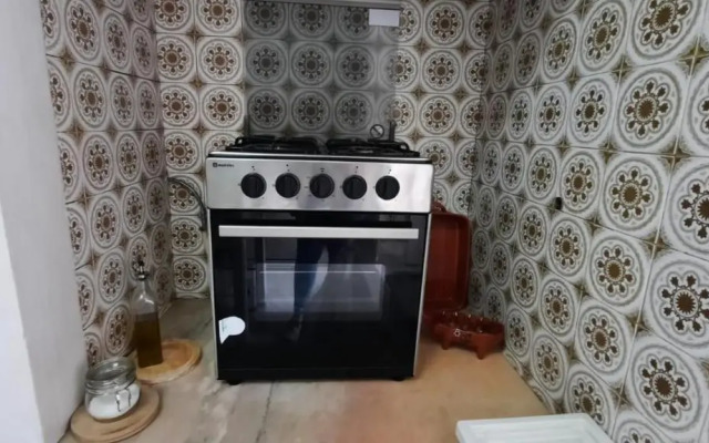 Sunny Terrace Apt, Close to Downtown! 2 Bedroom Flat
