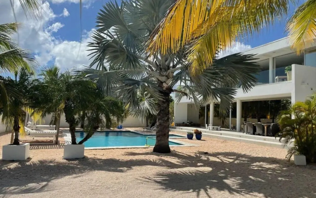 Luxury 4 bed Villa - Private Pool - Sleeps 8