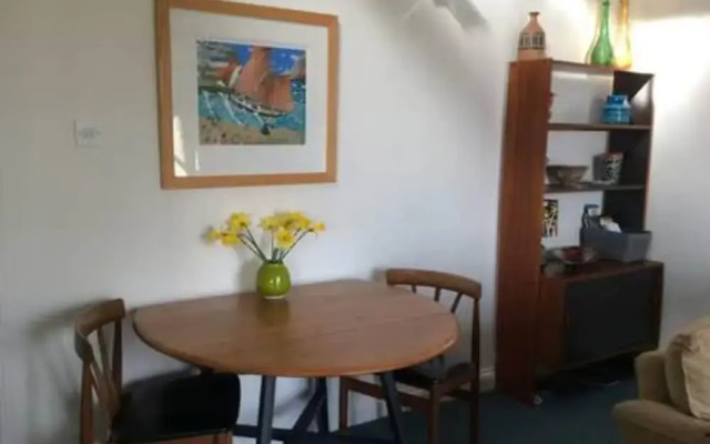 Harbourside Apartment With Seaviews and Parking