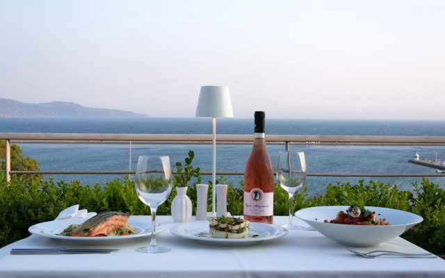 Pharae Palace Hotel