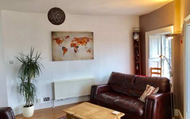 1 Bedroom New Town Flat Near City Centre Sleeps 2