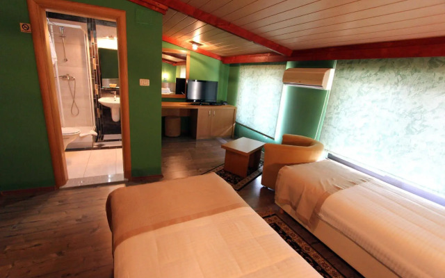 Hotel Lirak