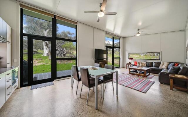 Ecocrackenback 19 'Sustainable, luxurious chalet close to the slopes.'
