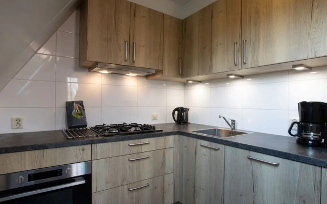 Carefully Furnished House with Bath near Mookerplas