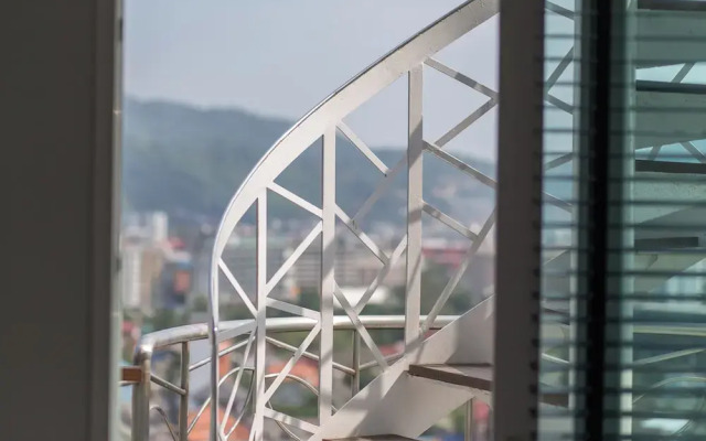 The oh so Sexy Triple Penthouse-rare 3-5br 188m2