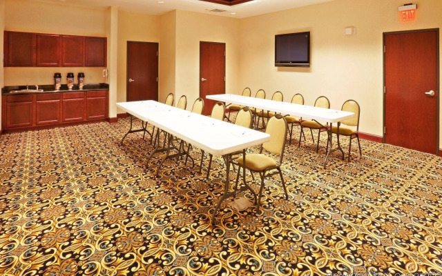 Holiday Inn Express & Suites Yukon by IHG