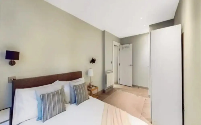 Modern, Central East London City Apartment