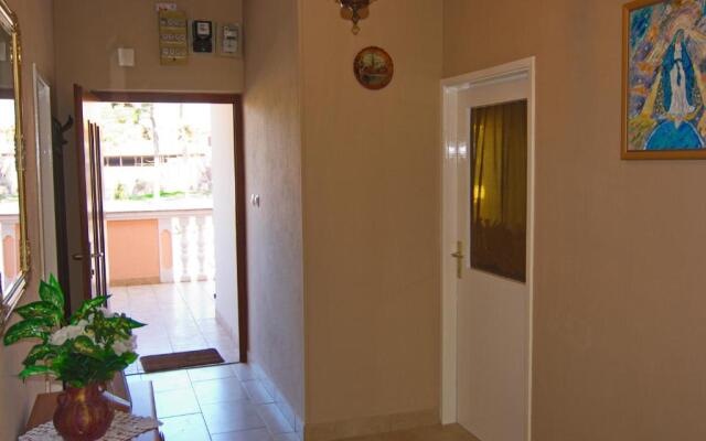 Apartment and Rooms Toka