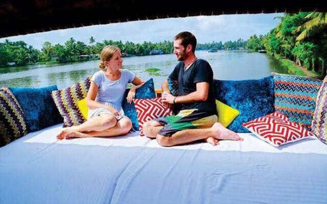 Jim & Paddy Houseboat Cruises
