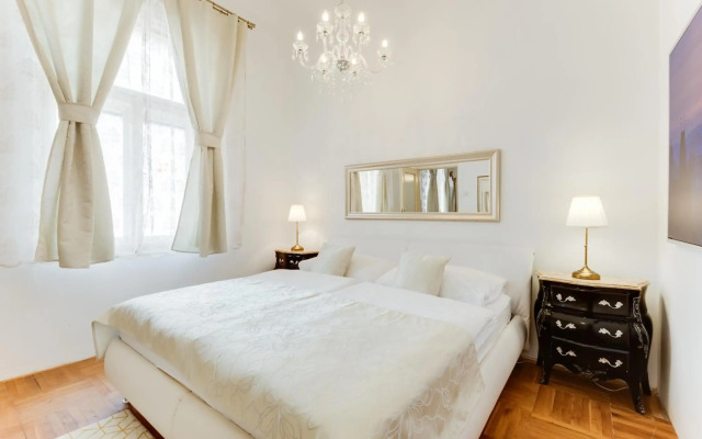 Old Town Royal Apartment With Giant Terrace