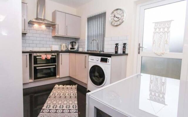 No25-Luxe Living Guest House- 2 Bed-WIFI-Free Parking-City- Beach