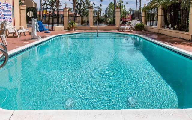 Econo Lodge Inn & Suites Riverside - Corona