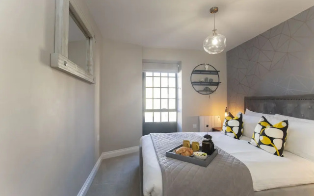 Elliot Oliver - Modern 2 Bedroom Town Centre Apartment
